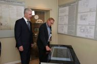 Е. Богатырев показывает А. Кибовскому и С. Собянину проект будущей реставрации Музея И.С. Тургенева.