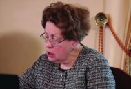 Сотрудник отдела книжных фондов ГМП Елена Пономарева