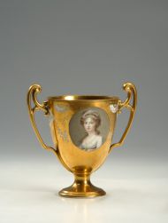 Чашка с портретом императрицы Елизаветы Алексеевны, принадлежавшая Л.С. Кишкину. Франция. Первая треть XIX в. Фарфор, надглазурная роспись, позолота, цировка