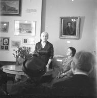 Т.Г. Цявловская и К.А. Марцишевская (сидит) на открытии библиотеки И.Н. Розанова