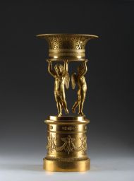 Ваза-корзинка с фигурами амуров. Франция. Мастерская П.-Ф. Томира. 1820-е. Бронза, литье, золочение