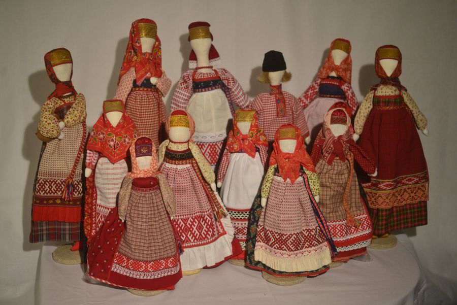 Куклы в национальных костюмах на советских открытках 60-х годов